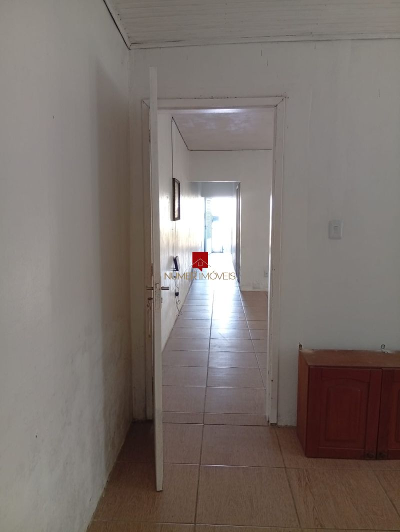 CASA COM ESTACIONAMENTO PRÓXIMO A ESCOLA TIRADENTES