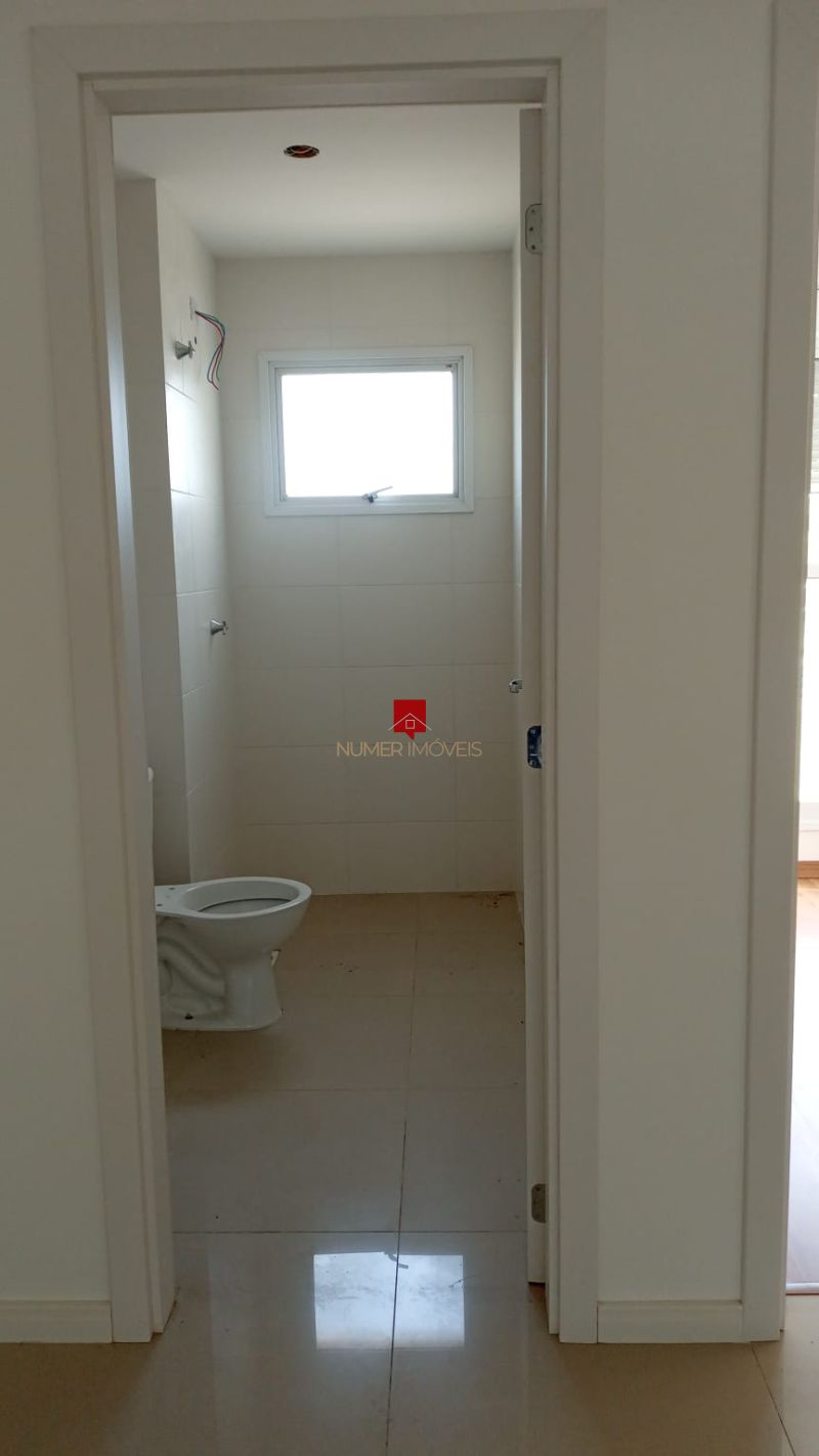LINDO APARTAMENTO COM SACADA 