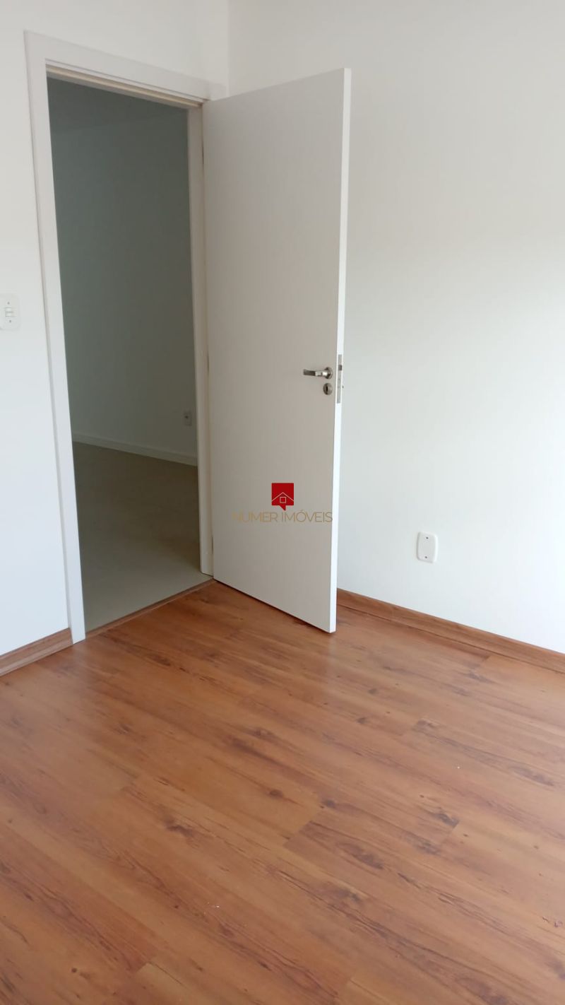 LINDO APARTAMENTO COM SACADA 