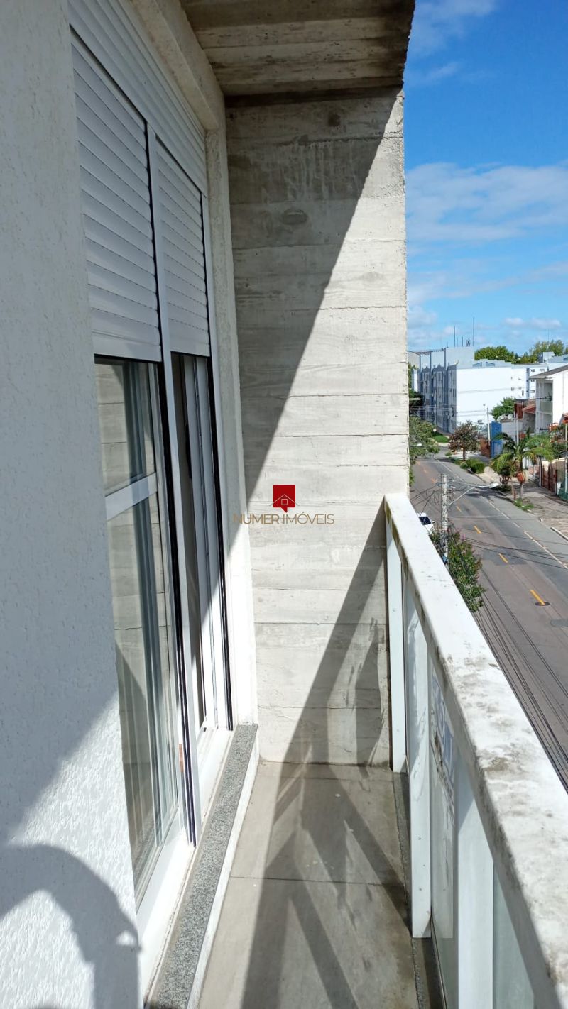LINDO APARTAMENTO COM SACADA 