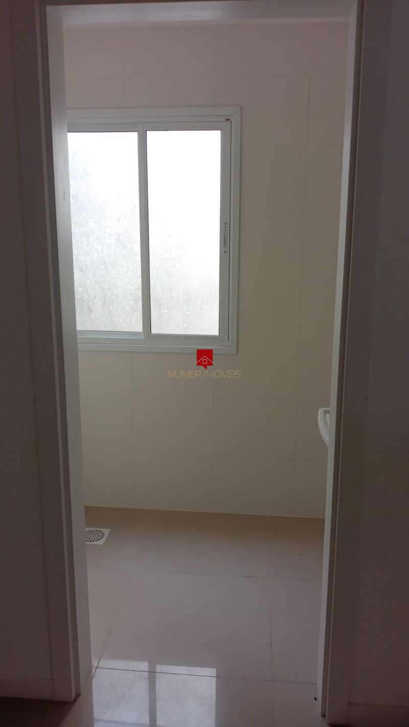 LINDO APARTAMENTO COM SACADA 
