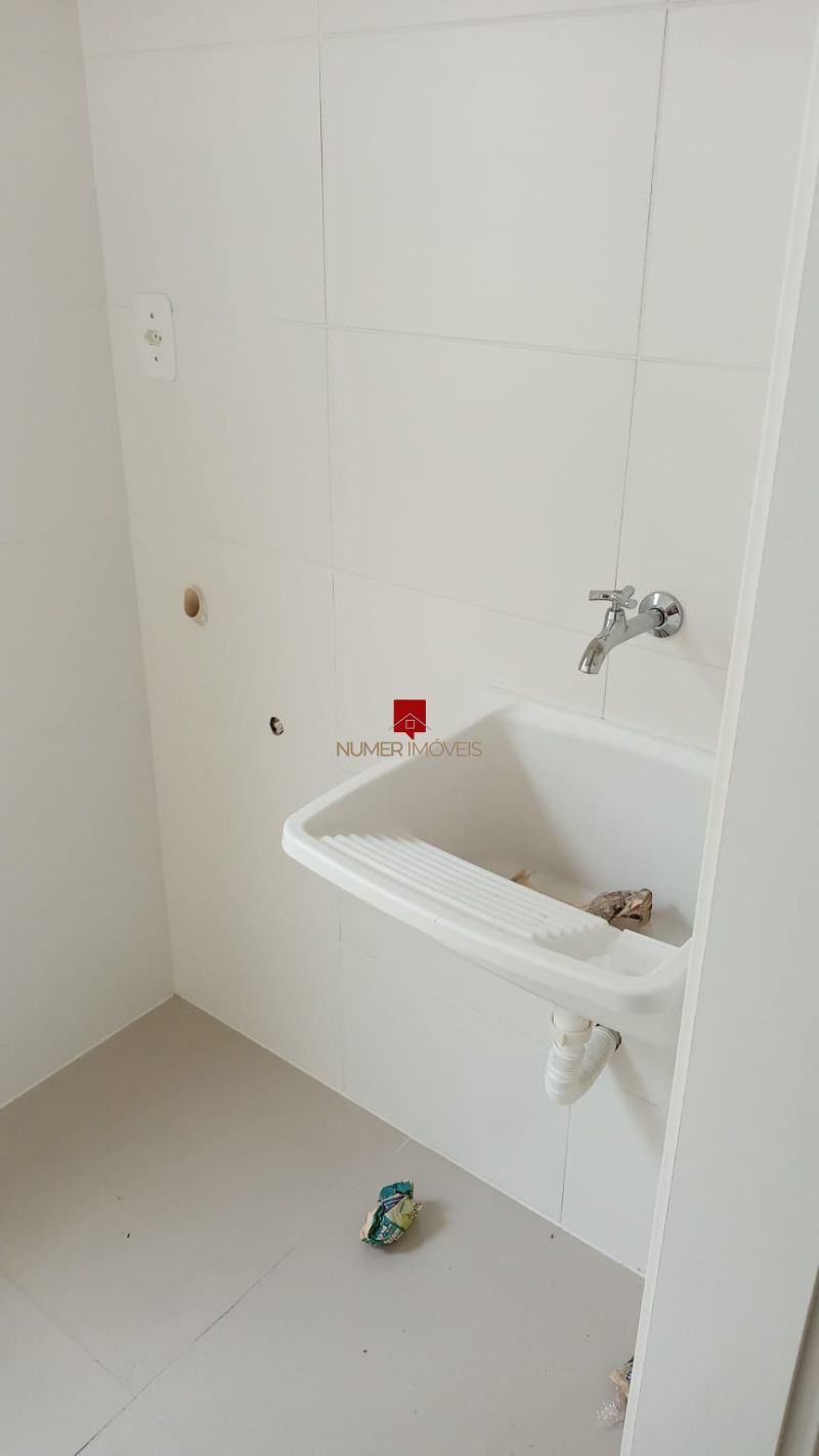 LINDO APARTAMENTO COM SACADA 