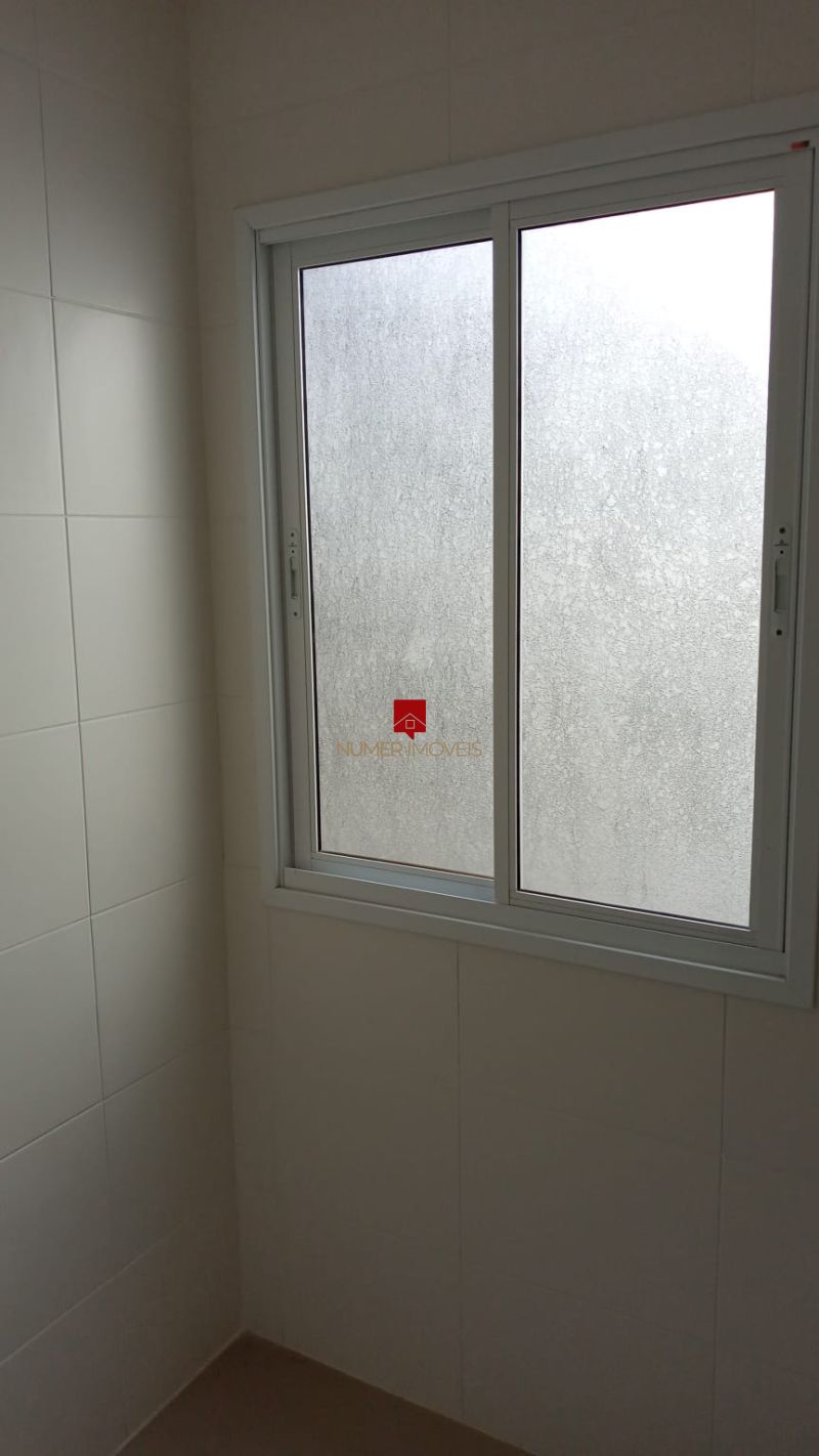 LINDO APARTAMENTO COM SACADA 