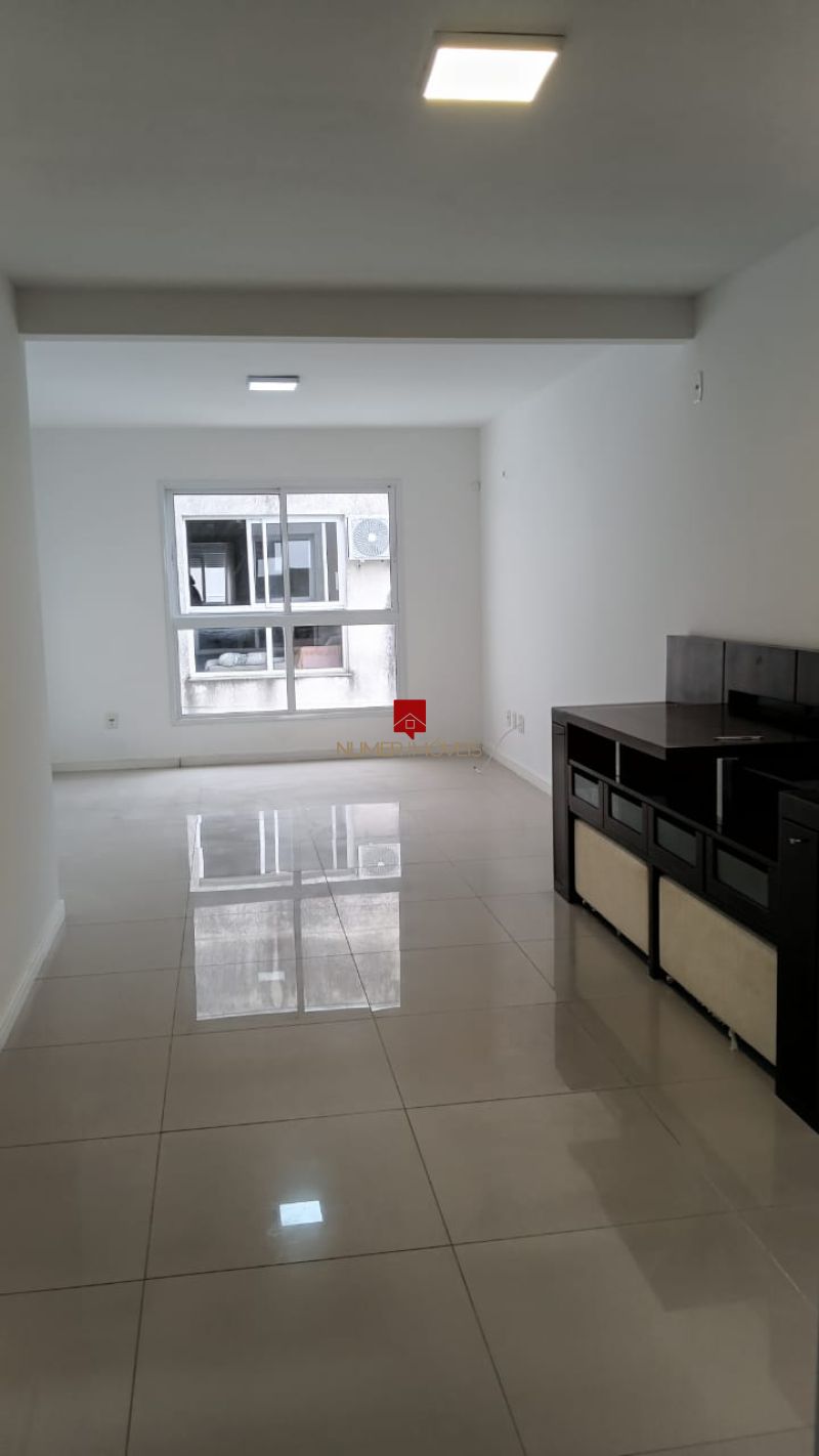 LINDO APARTAMENTO COM SACADA 