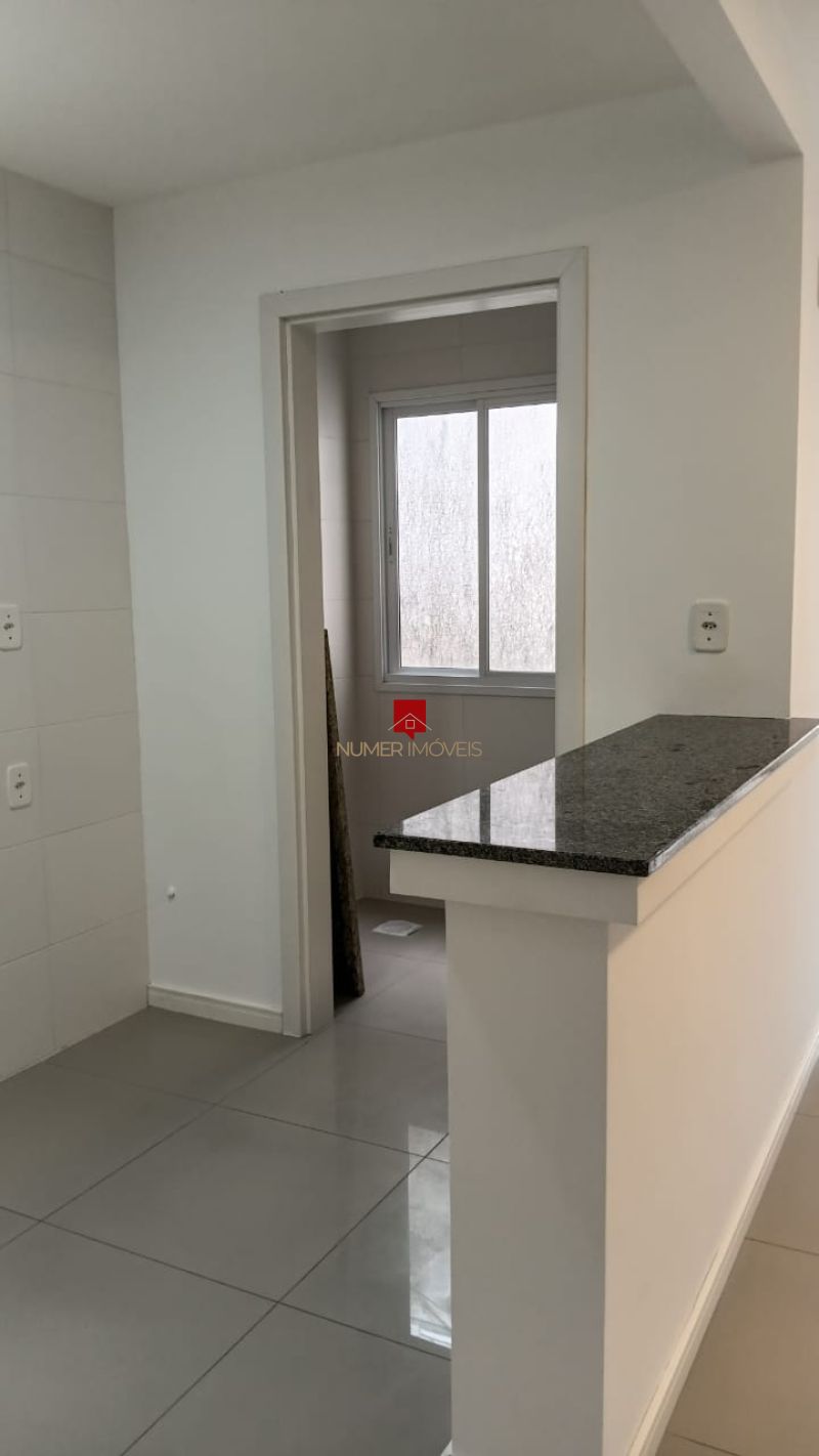 LINDO APARTAMENTO COM SACADA 