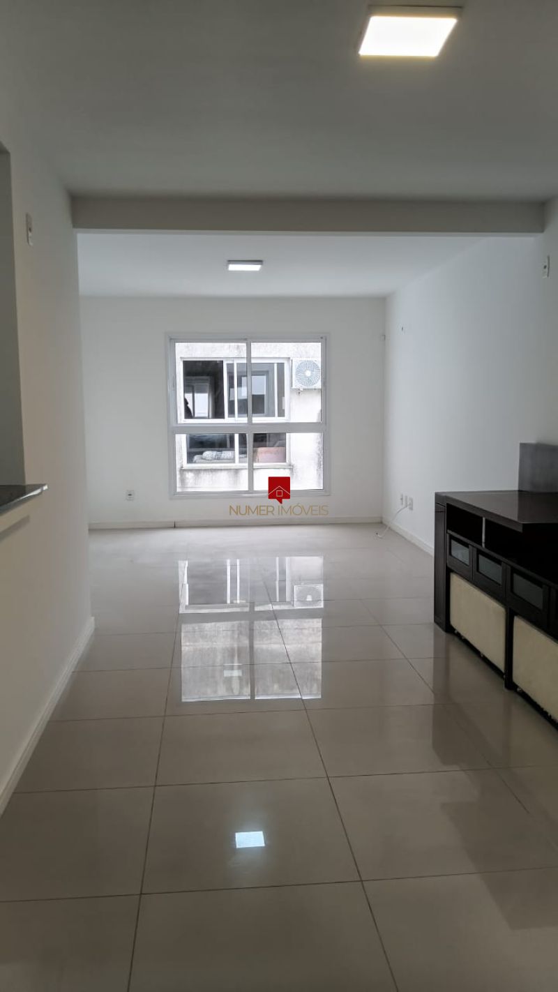 LINDO APARTAMENTO COM SACADA 