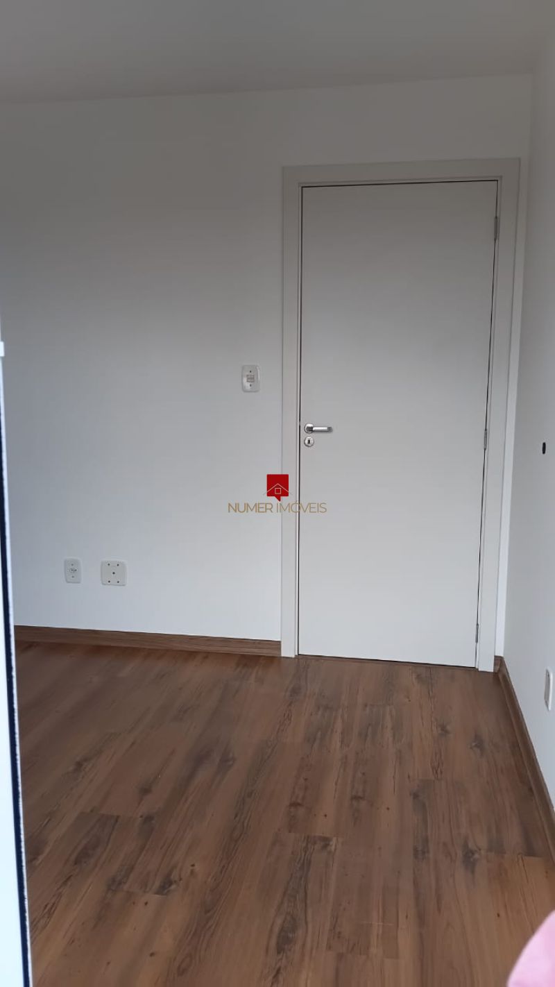 LINDO APARTAMENTO COM SACADA 