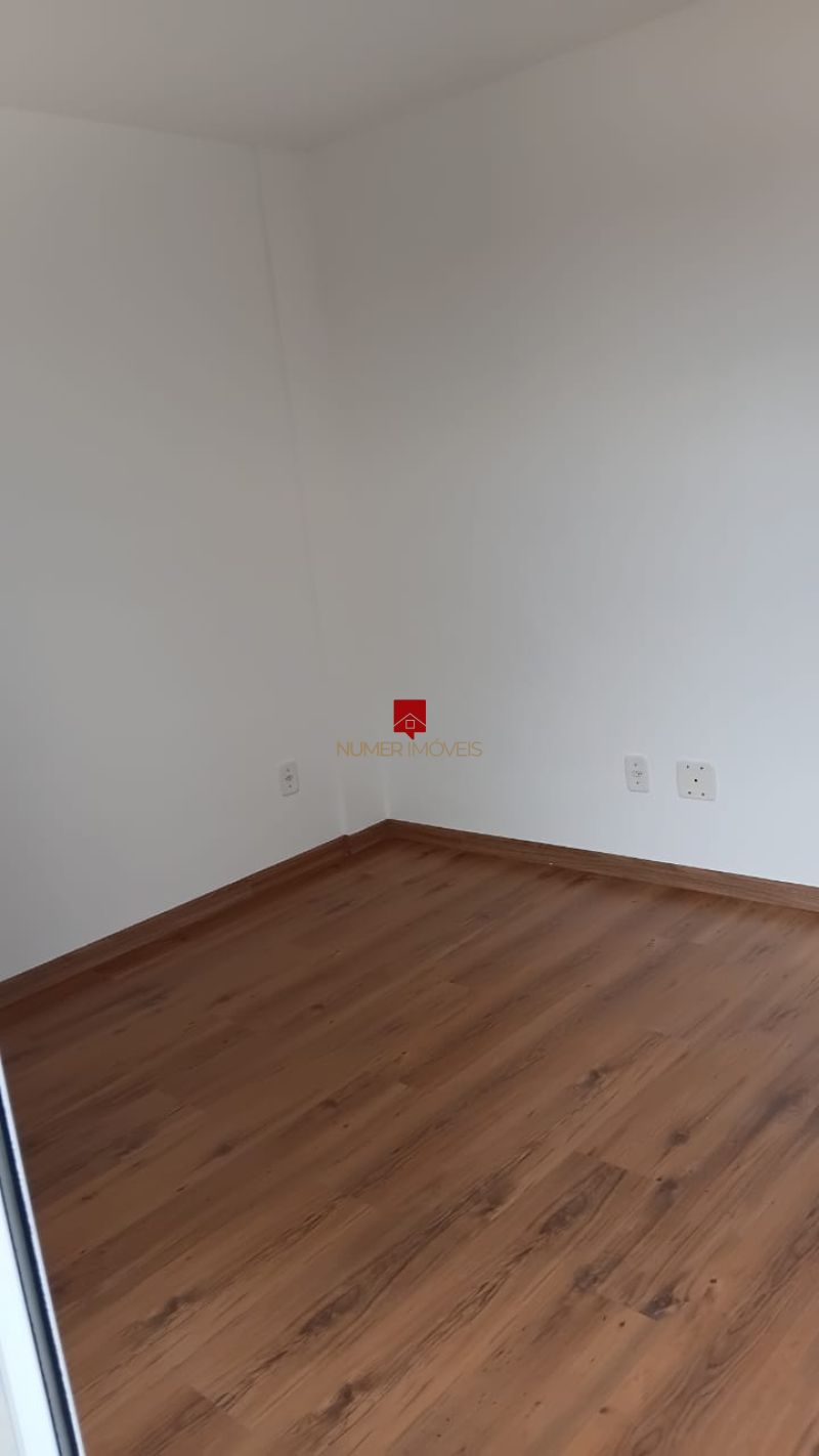 LINDO APARTAMENTO COM SACADA 