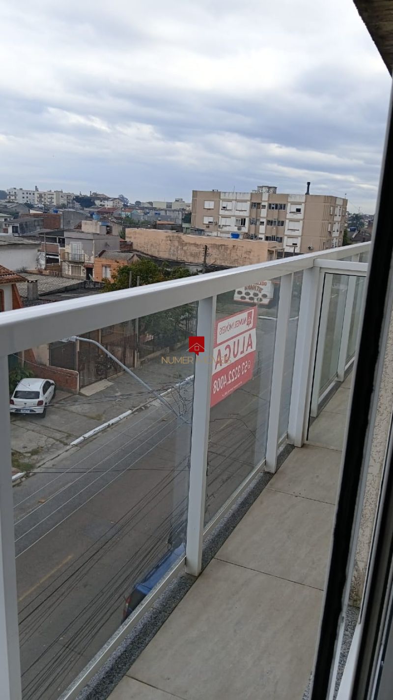 LINDO APARTAMENTO COM SACADA 