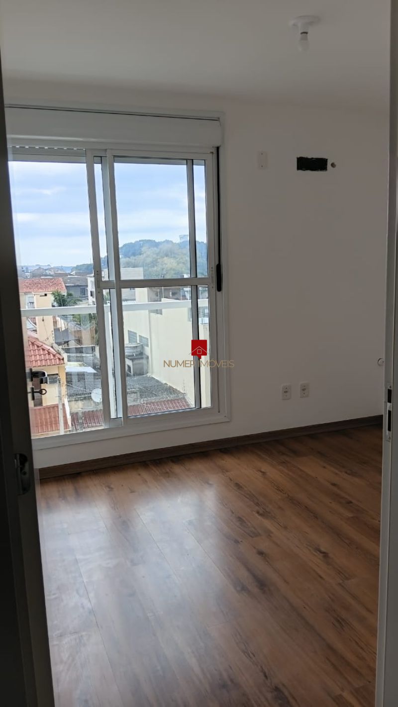 LINDO APARTAMENTO COM SACADA 
