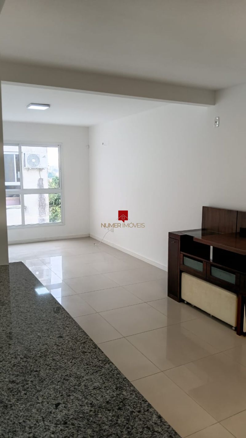 LINDO APARTAMENTO COM SACADA 