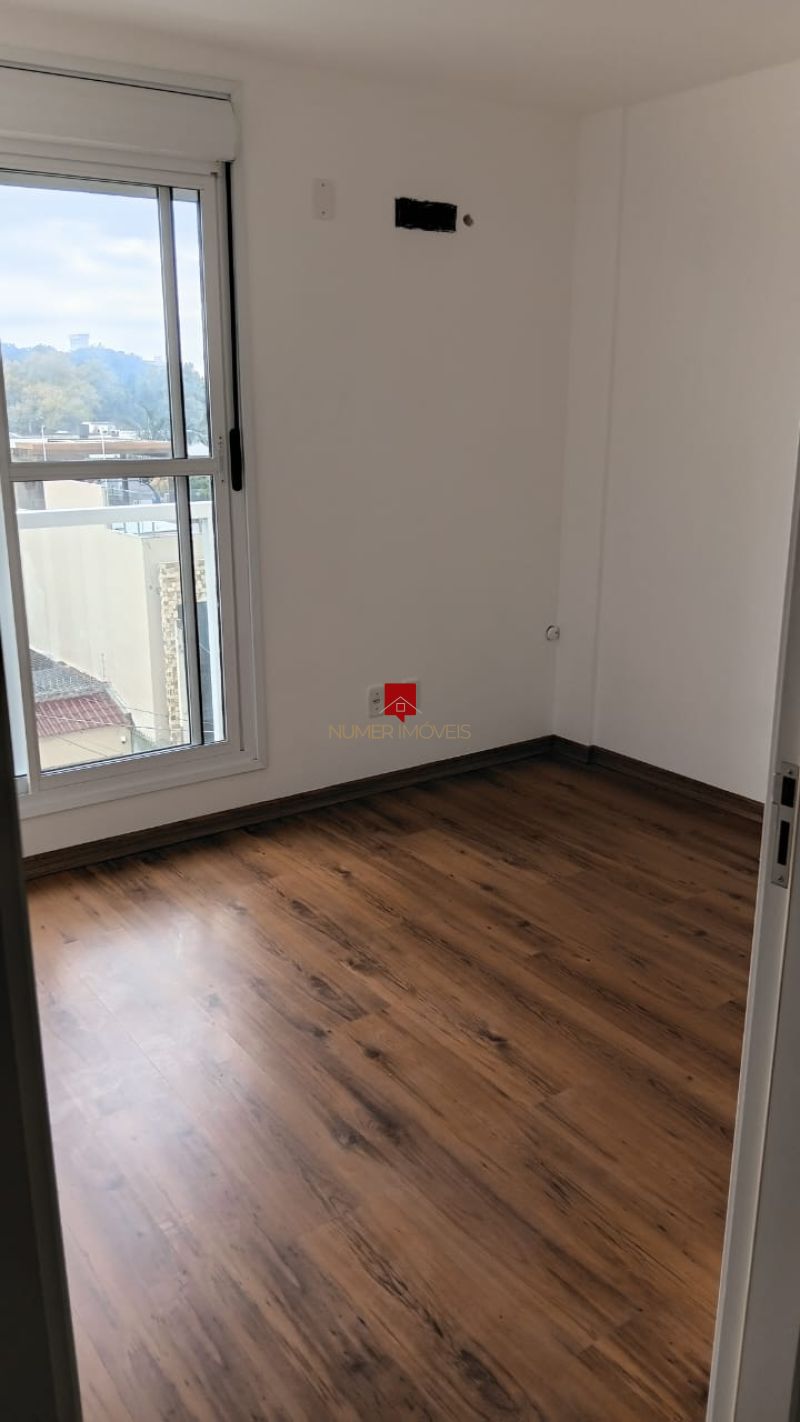 LINDO APARTAMENTO COM SACADA 