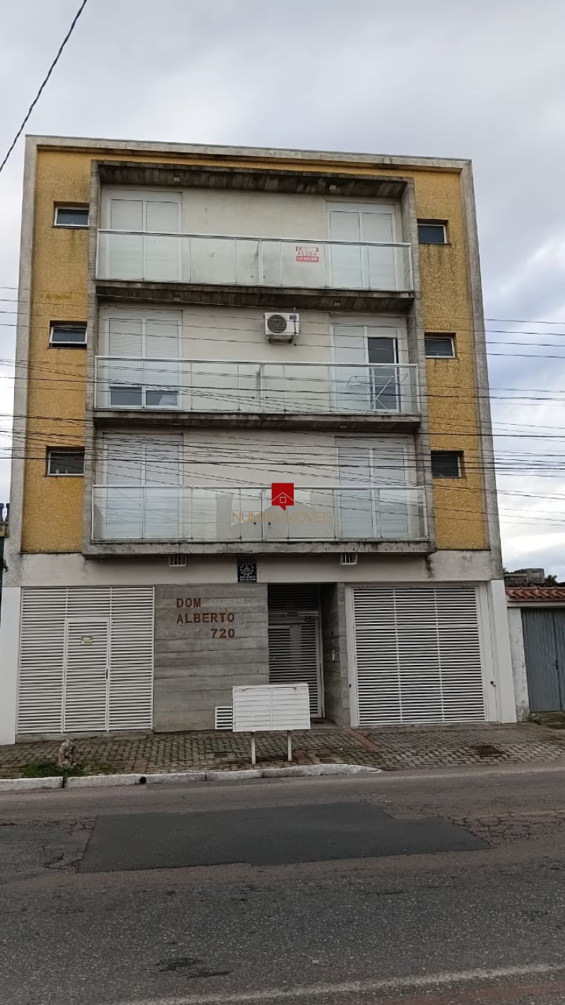 LINDO APARTAMENTO COM SACADA 