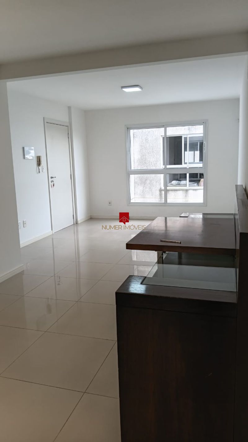 LINDO APARTAMENTO COM SACADA 