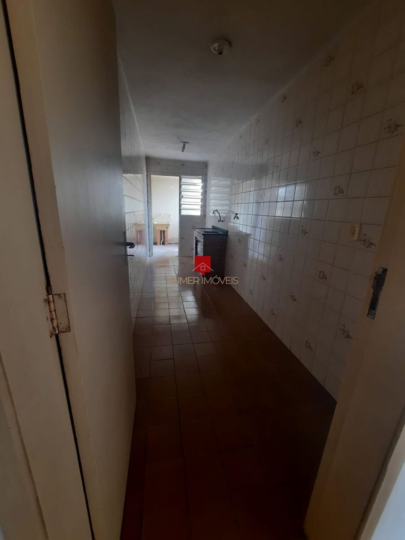 ALUGO APARTAMENTO CENTRAL COM PÁTIO