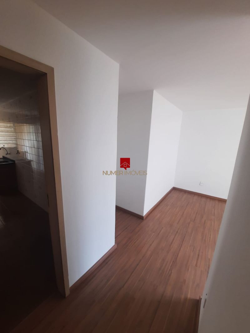 ALUGO APARTAMENTO CENTRAL COM PÁTIO
