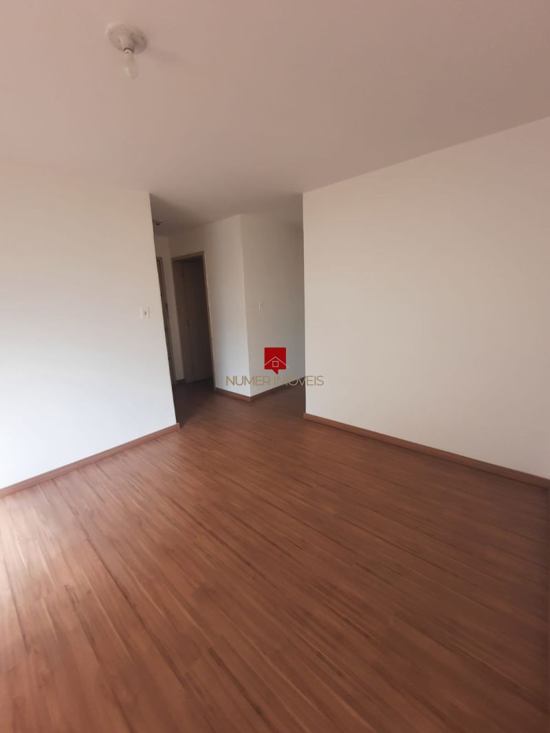 ALUGO APARTAMENTO CENTRAL COM PÁTIO