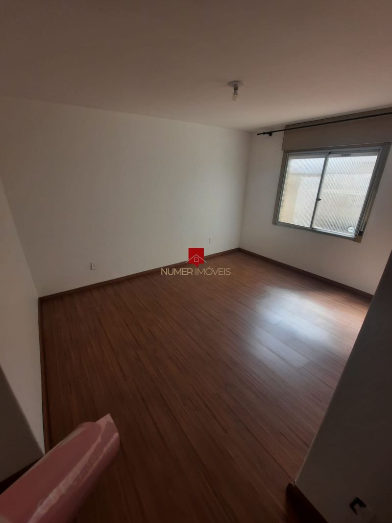 ALUGO APARTAMENTO CENTRAL COM PÁTIO