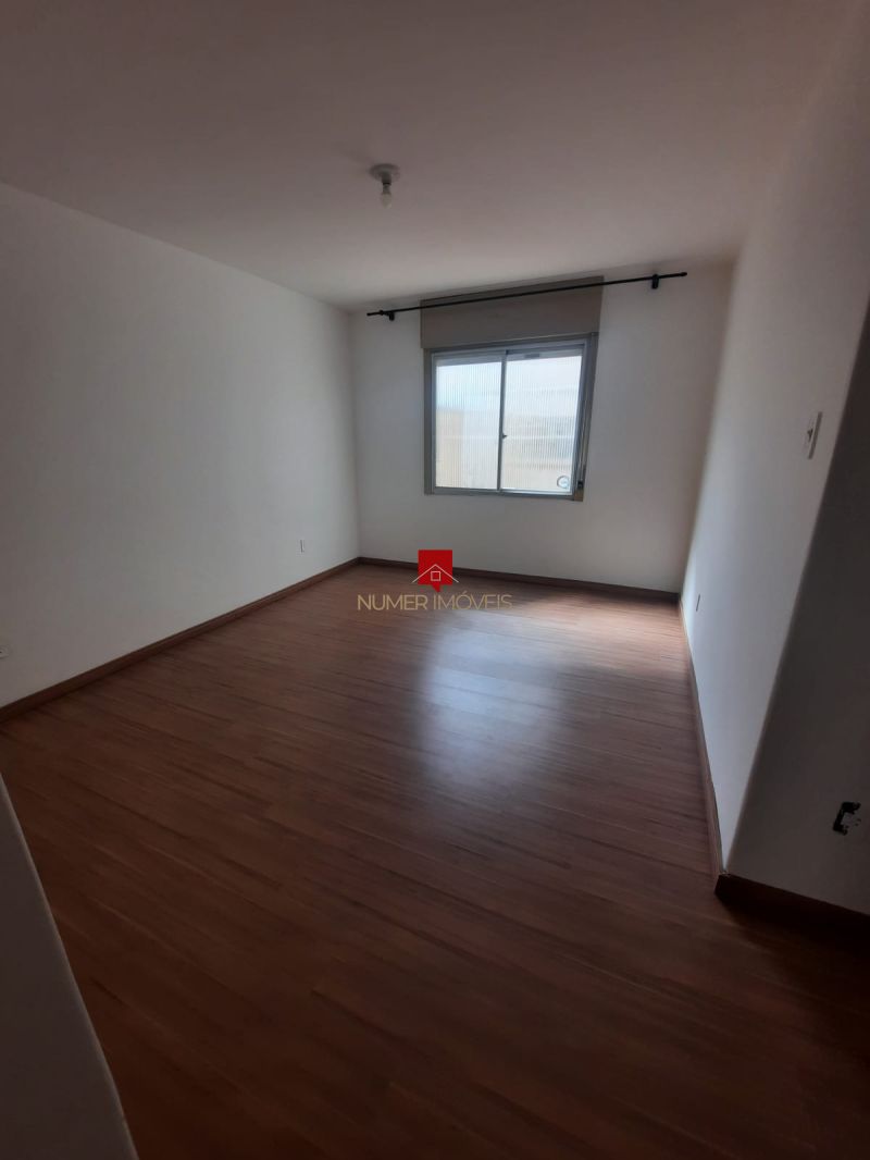 ALUGO APARTAMENTO CENTRAL COM PÁTIO