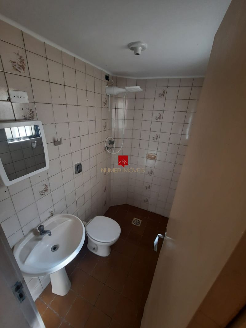 ALUGO APARTAMENTO CENTRAL COM PÁTIO