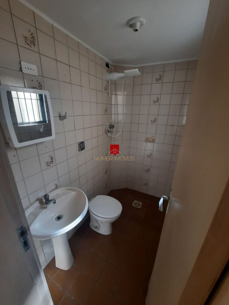 ALUGO APARTAMENTO CENTRAL COM PÁTIO