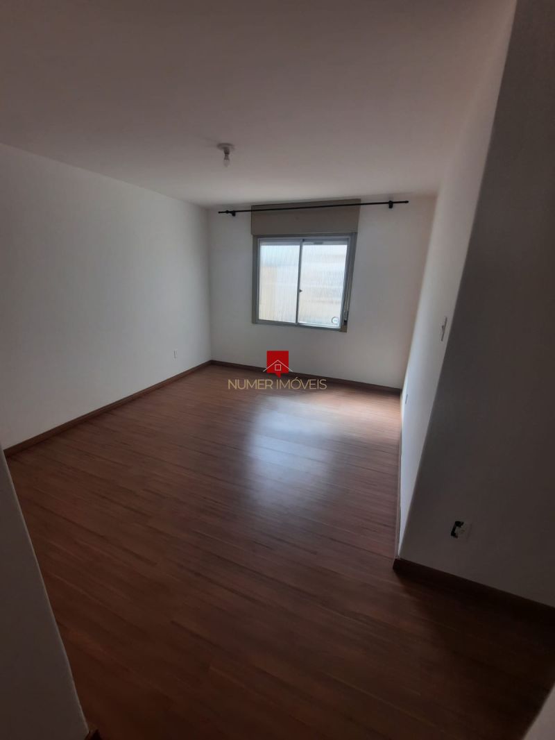 ALUGO APARTAMENTO CENTRAL COM PÁTIO