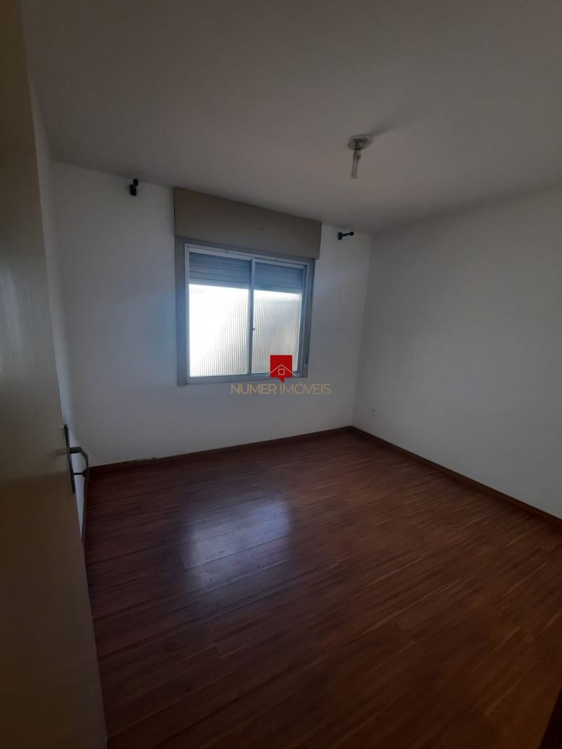 ALUGO APARTAMENTO CENTRAL COM PÁTIO
