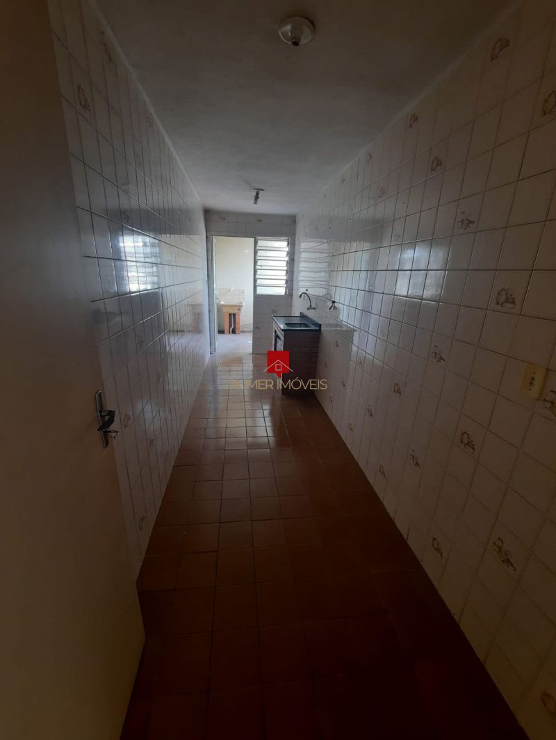 ALUGO APARTAMENTO CENTRAL COM PÁTIO