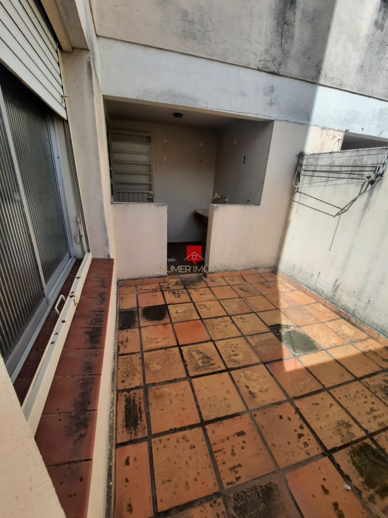ALUGO APARTAMENTO CENTRAL COM PÁTIO