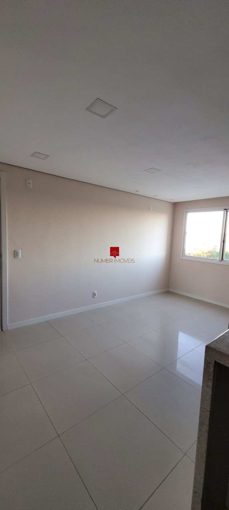 APARTAMENTO SEMIMOBILIADO NO AREAL