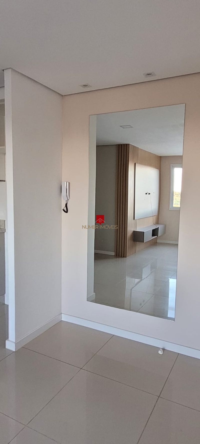 APARTAMENTO SEMIMOBILIADO NO AREAL