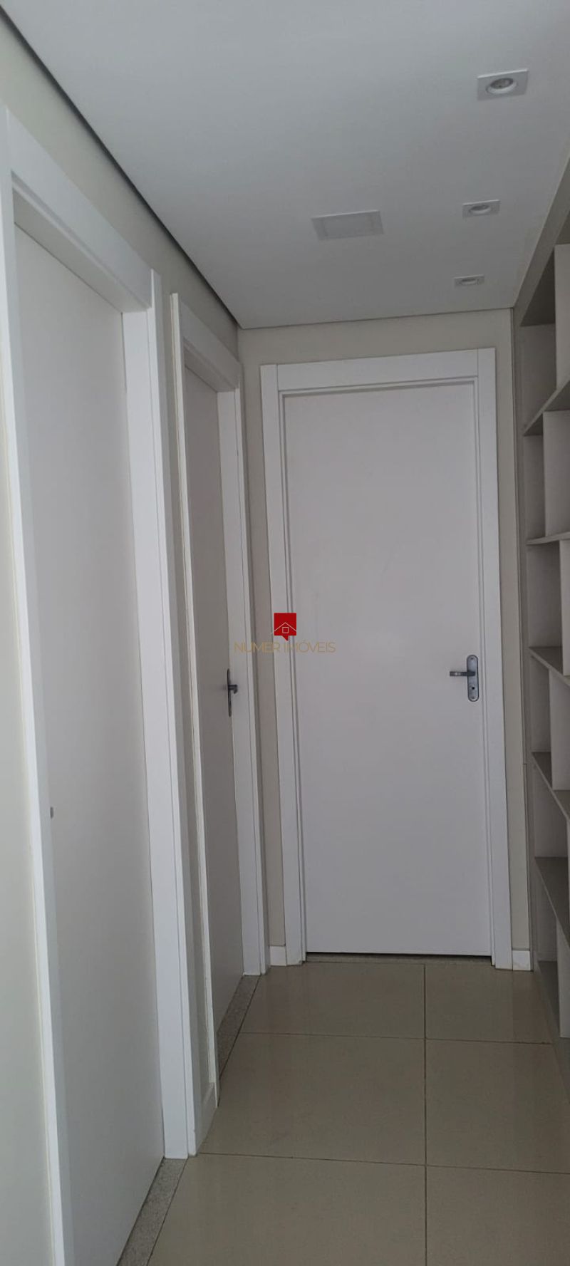 APARTAMENTO SEMIMOBILIADO NO AREAL