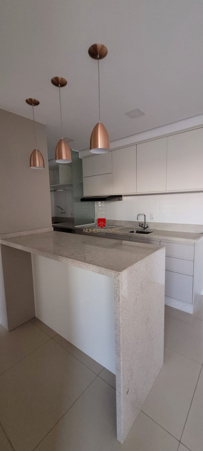 APARTAMENTO SEMIMOBILIADO NO AREAL