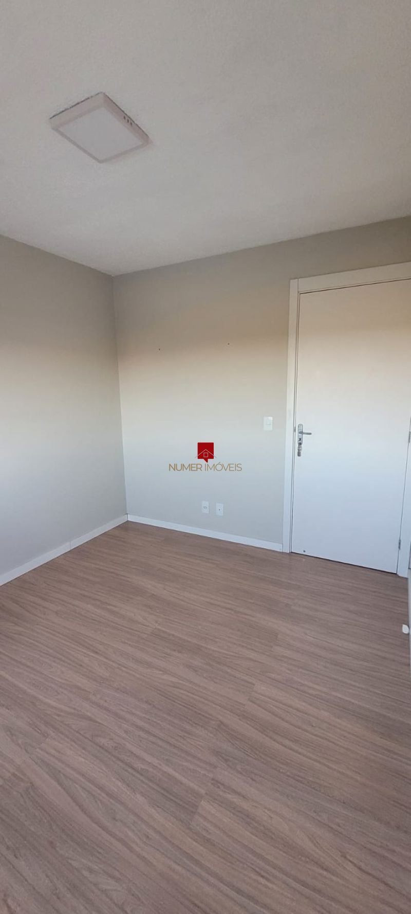 APARTAMENTO SEMIMOBILIADO NO AREAL
