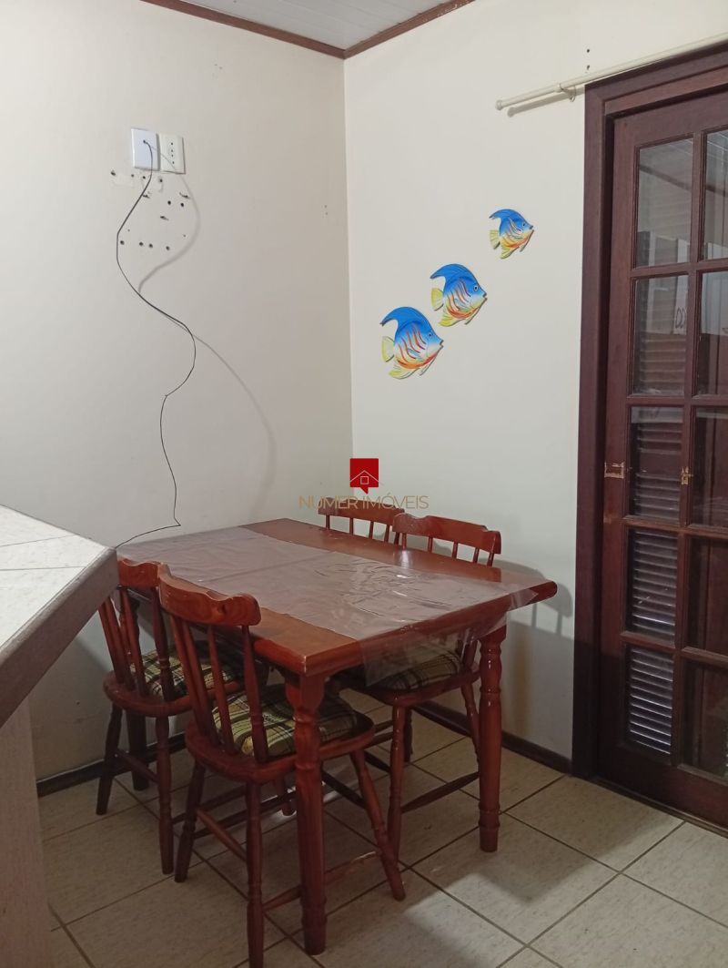 CASA MOBILIADA A POUCOS MTROS DA ORLA DO LARANJAL 