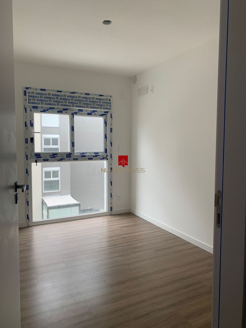 APARTAMENTO COM SACADA E CHURRASQUEIRA