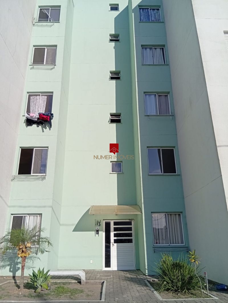 APARTAMENTO SEMIMOBILIADO EM CONDOMINIO COM PISCINA