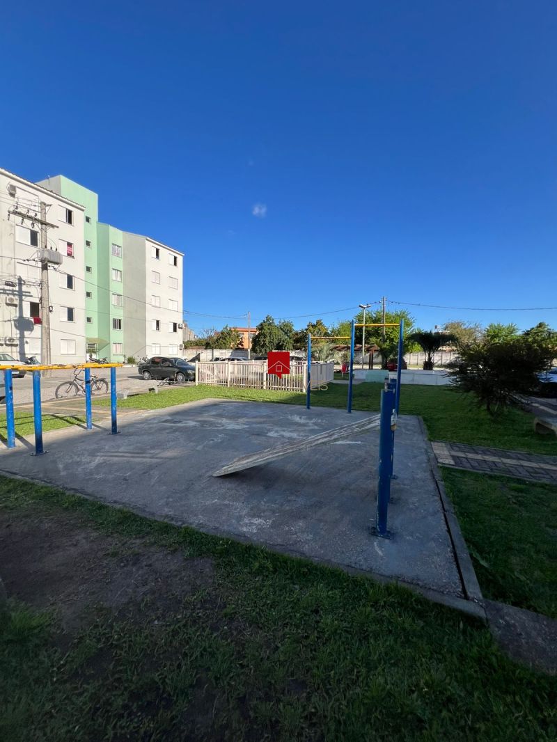 APARTAMENTO SEMIMOBILIADO EM CONDOMINIO COM PISCINA