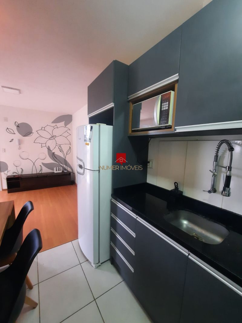 APARTAMENTO COM SACADA E CHURRASQUEIRA 