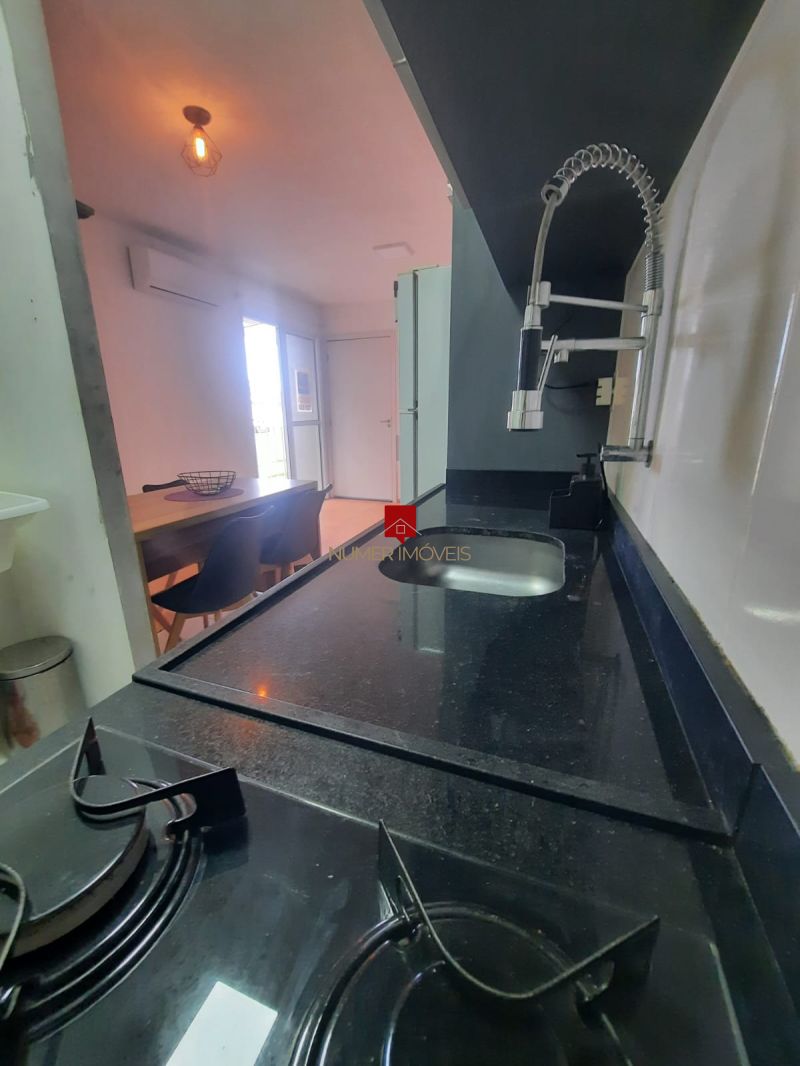 APARTAMENTO COM SACADA E CHURRASQUEIRA 