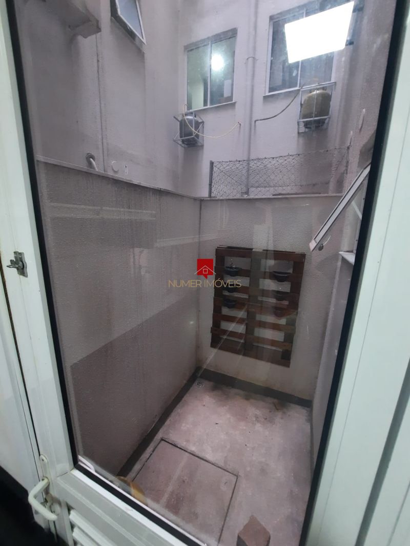 APARTAMENTO COM SACADA E CHURRASQUEIRA 