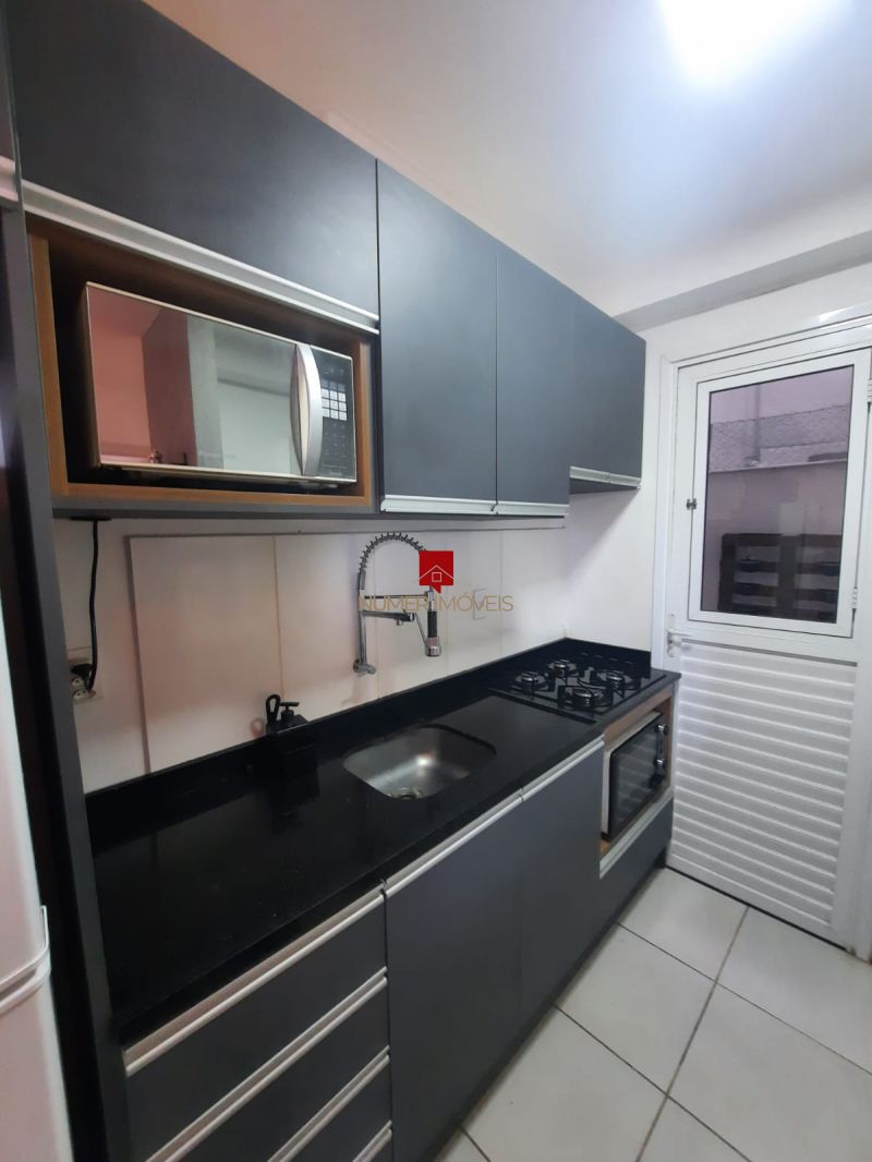APARTAMENTO COM SACADA E CHURRASQUEIRA 