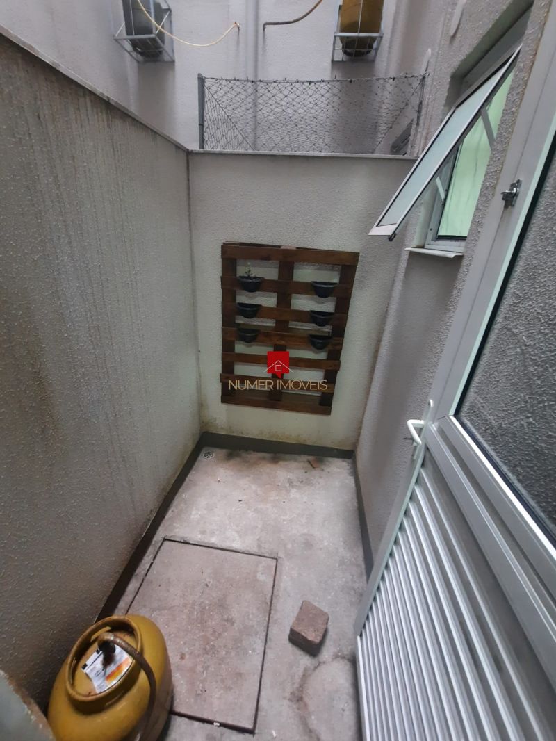 APARTAMENTO COM SACADA E CHURRASQUEIRA 