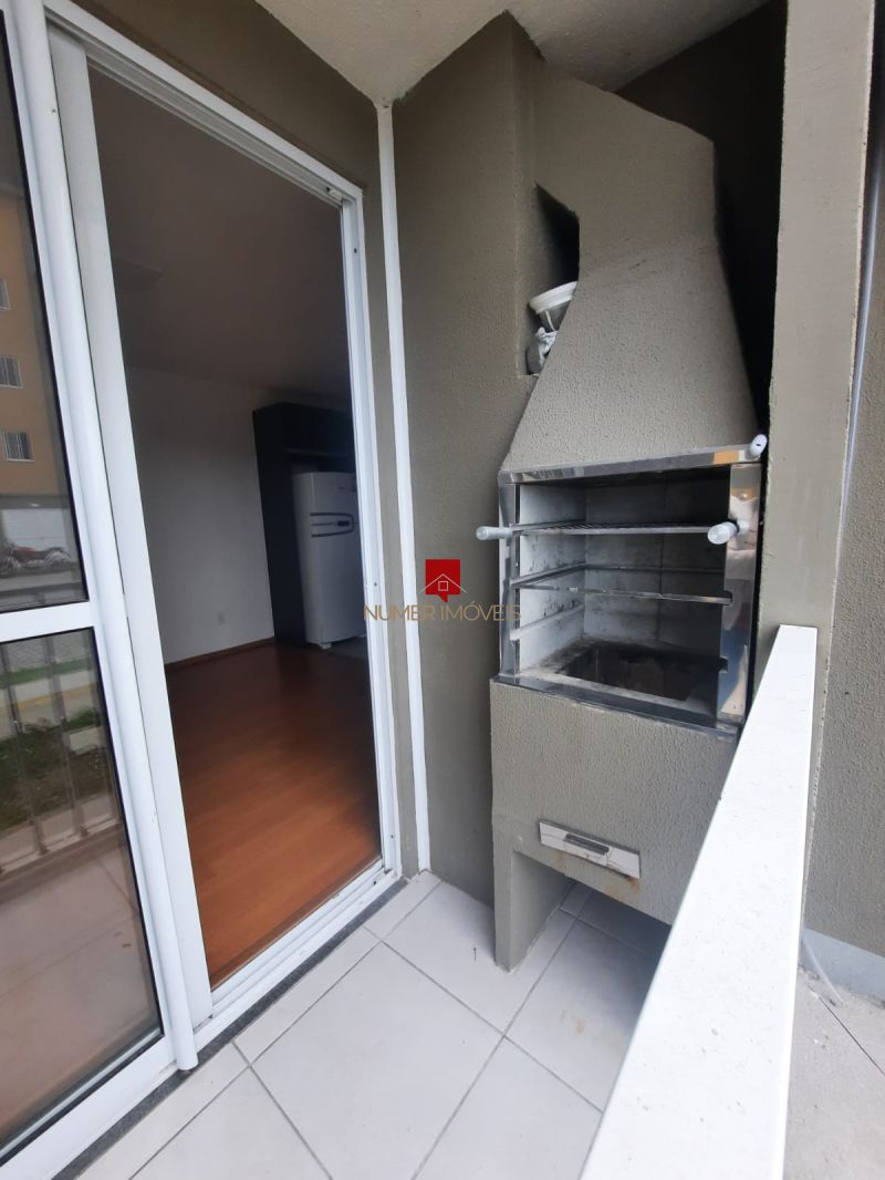APARTAMENTO COM SACADA E CHURRASQUEIRA 