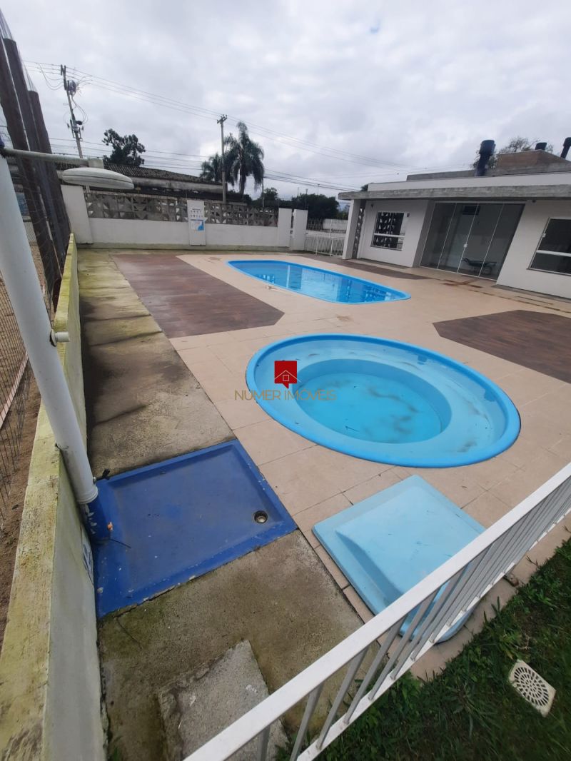 APARTAMENTO COM SACADA E CHURRASQUEIRA 