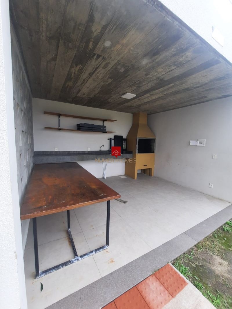 APARTAMENTO COM SACADA E CHURRASQUEIRA 