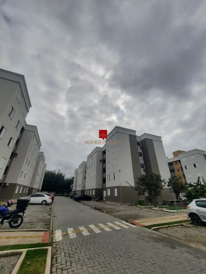 APARTAMENTO COM SACADA E CHURRASQUEIRA 