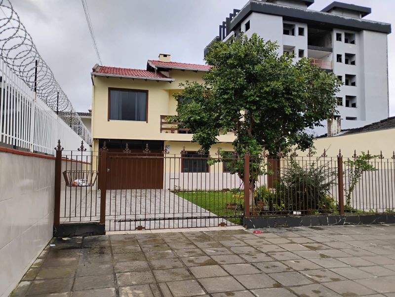Casa 4 quartos  no bairro UNIVERSITÁRIO em LAGES