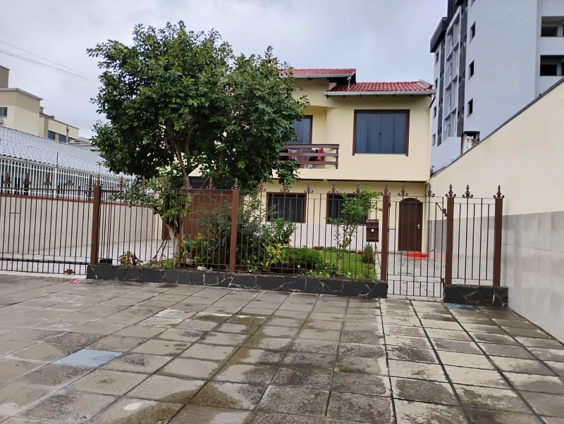 Casa 4 quartos  no bairro UNIVERSITÁRIO em LAGES