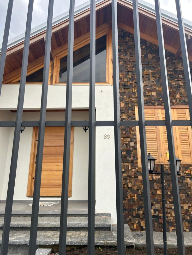Casa 3 quartos  no bairro CORAL em